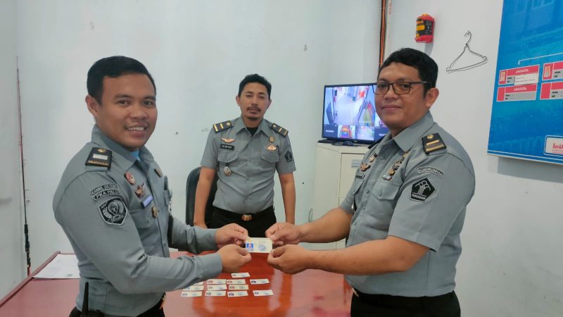 Gandeng Polda Sulteng, LPKA Palu Serahkan KTA Polsus Kepada Jajarannya