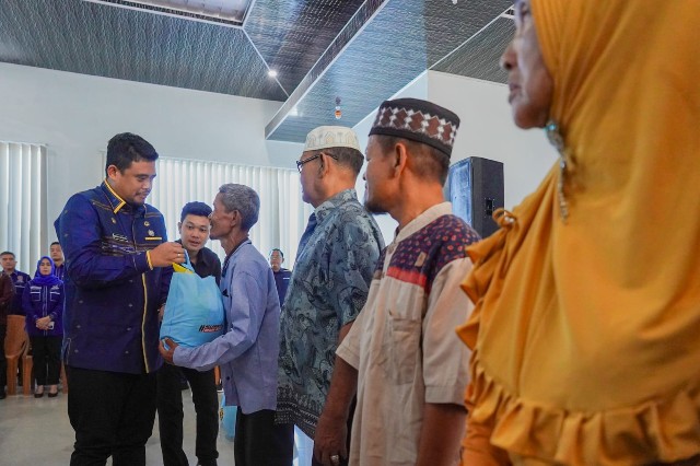 Bobby Nasution Salurkan 1.100 Paket Sembako Kepada Warga Belawan