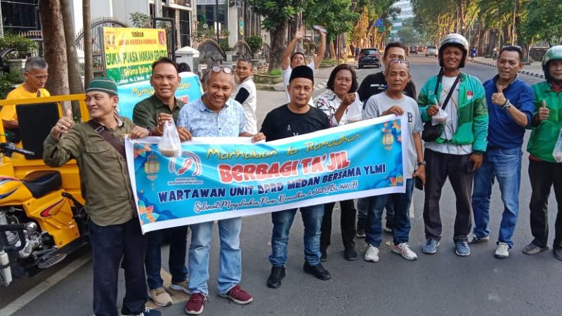 Koordinator Wartawan Unit DPRD Medan Bersama YLMI Bagi Takjil kepada Pengguna Jalan, Pengendara Bermotor, Sekuriti dan penarik Betor 