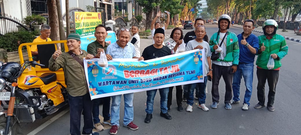 Koordinator Wartawan Unit DPRD Medan Bersama YLMI Bagi Takjil kepada Pengguna Jalan, Pengendara Bermotor, Sekuriti dan penarik Betor 