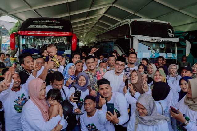 Bobby Nasution Melepas Warga yang Ikut Mudik Gratis Bareng Pemko