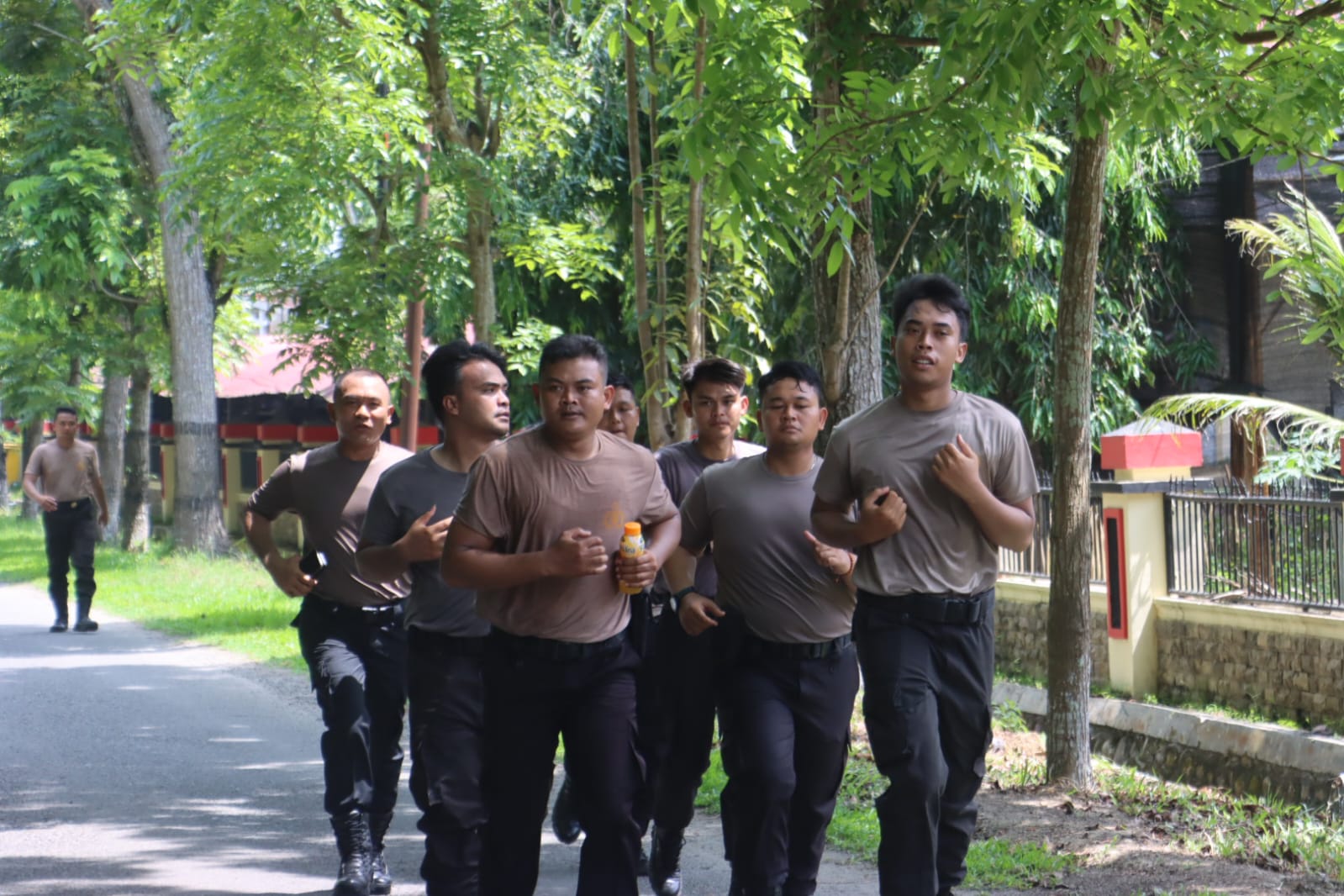 Jaga Stamina Prima, Wakapolres Langkat Ajak Lari Pagi Anggota Dalmas Sat Samapta
