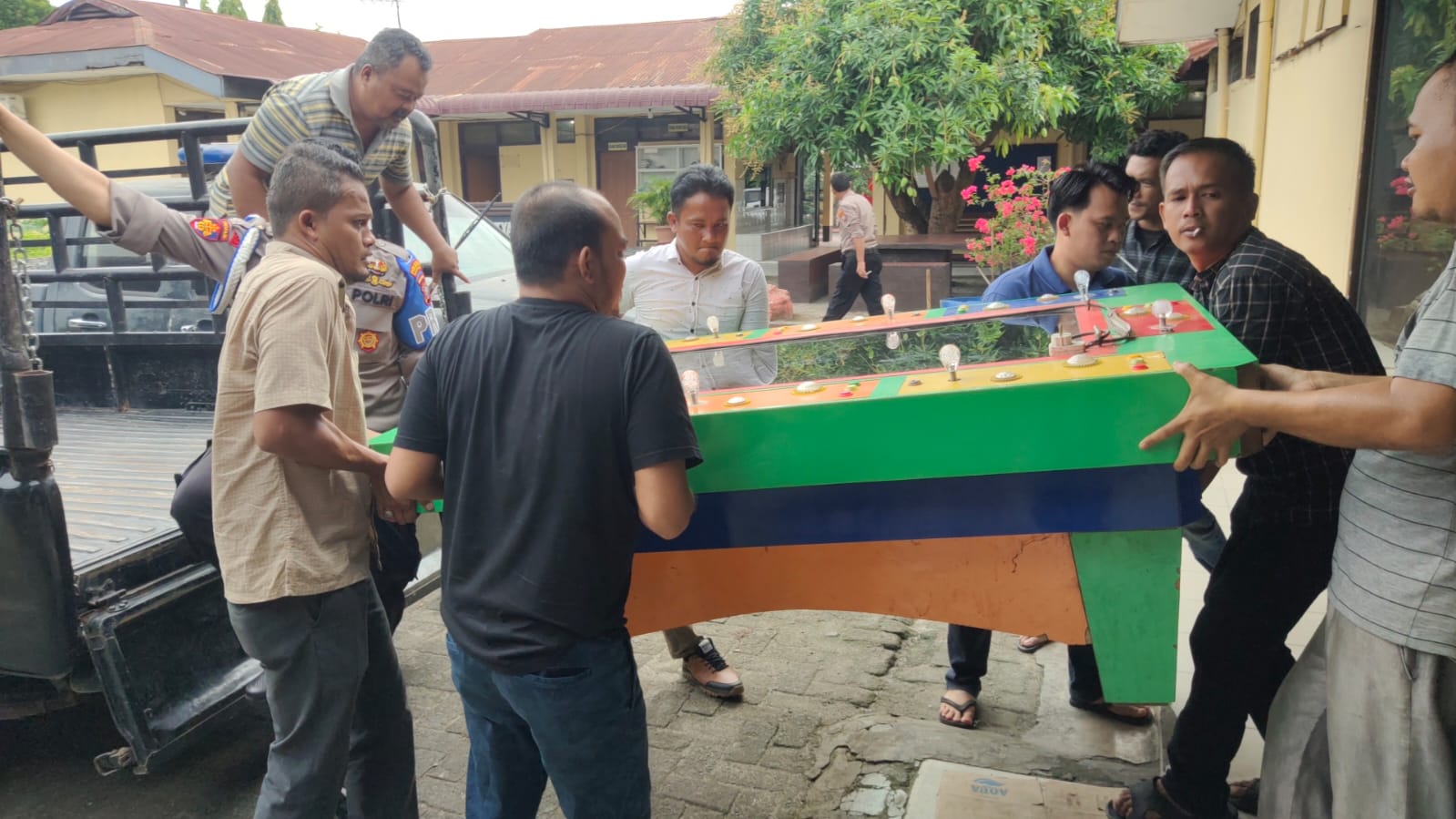 Polsek Tanjung Morawa bersama TNI dan pemerintah setempat Gerebek Tempat Judi Tembak Ikan di Desa Tanjung Morawa B