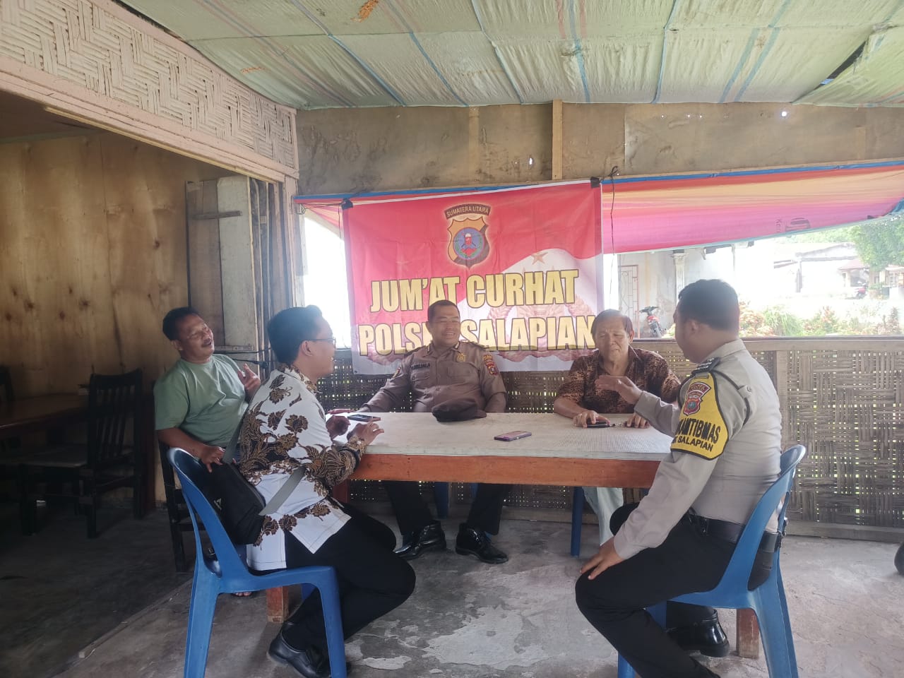 Program Jumat Curhat, Polsek Salapian Dengar Keluhan Masyarakat Desa