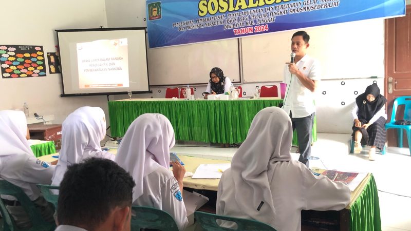 Sat Narkoba Polres Langkat, Kesbangpol, dan BNNK Kab. Langkat Goes to School ke SMA N 1 Wampu Sosialisasikan Dampak Narkotika