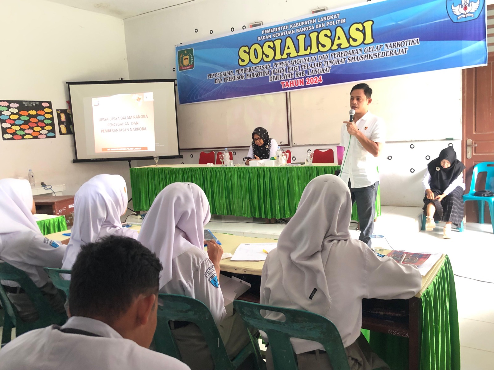Sat Narkoba Polres Langkat, Kesbangpol, dan BNNK Kab. Langkat Goes to School ke SMA N 1 Wampu Sosialisasikan Dampak Narkotika