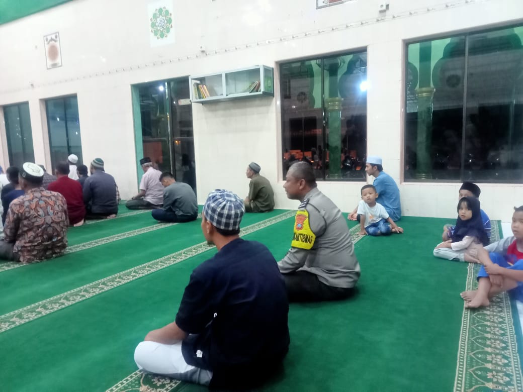 Laksanakan Sholat Subuh Berjamaah, Personil Polresta Deli Serdang Turut Sampaikan Himbauan Kamtibmas 