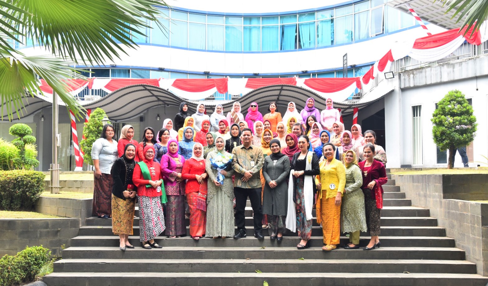 DWP Sekretariat DPRD Medan Gelar Lomba Fashion Show Kebaya