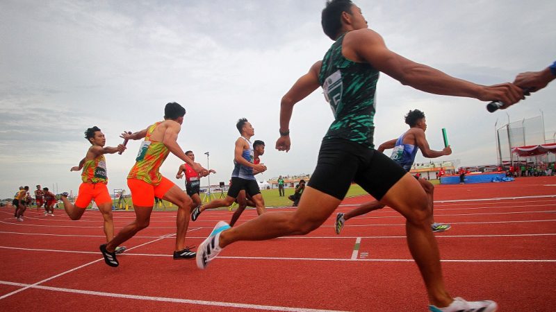 Kalahkan Jawa Barat, Tim Atlet Atletik Jawa Timur Raih Medali Emas 4×400 Estafet Putra