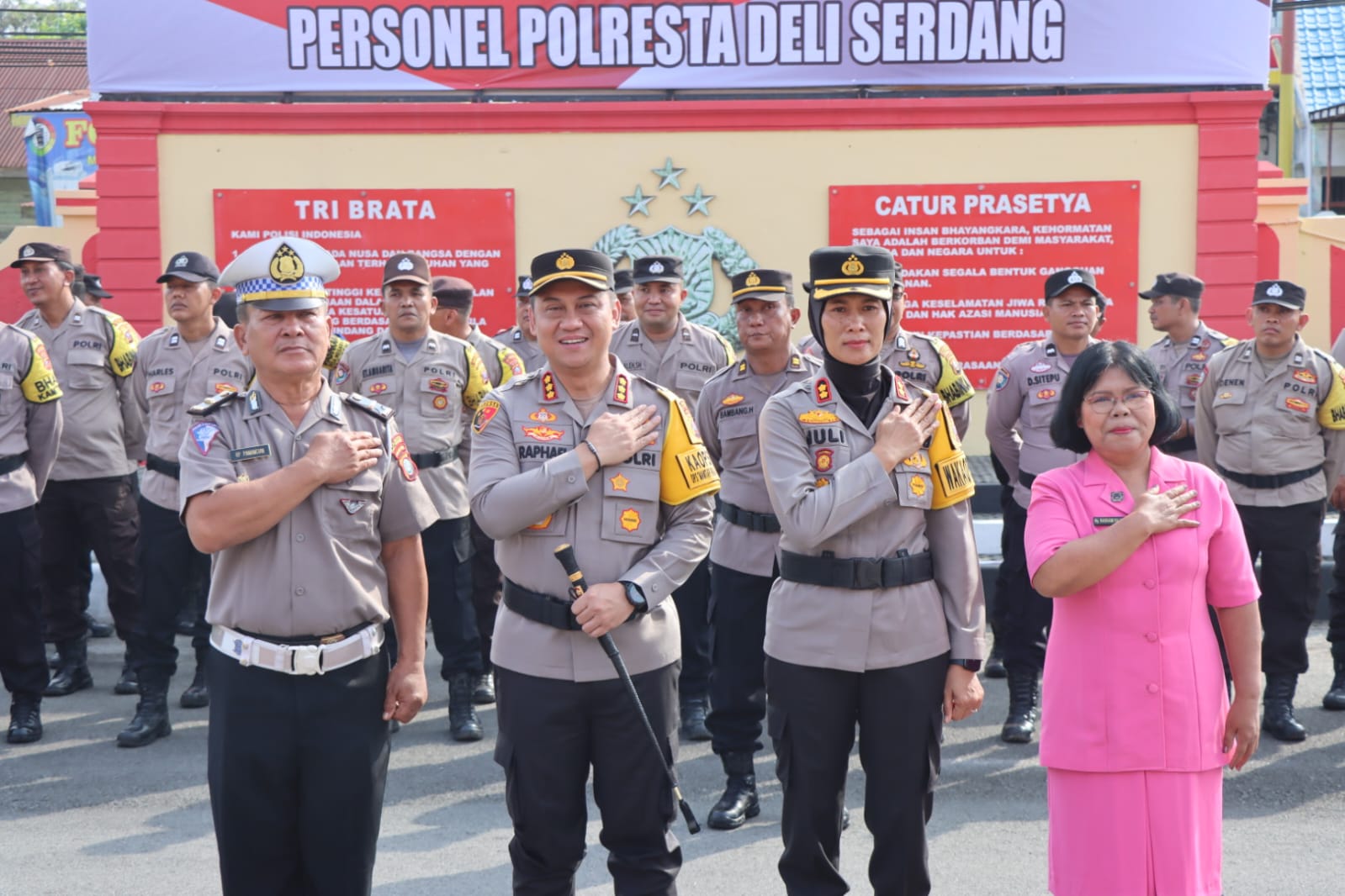 Kapolresta Deli Serdang Pimpin Upacara Kenaikan Pangkat Pengabdian Serta berikan Reward Juara 2 Lomba Satkamling