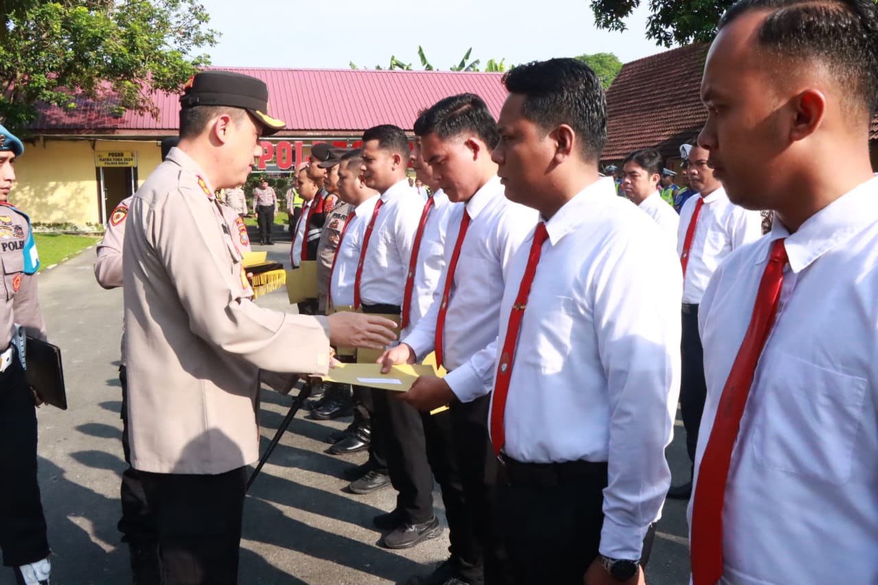 Kapolres Binjai Berikan Penghargaan Terhadap Personil Yang Berprestasi