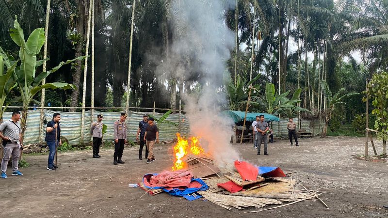 Tim Gabungan Ratakan Barak Narkoba Serta Angkut Puluhan Mesin Judi