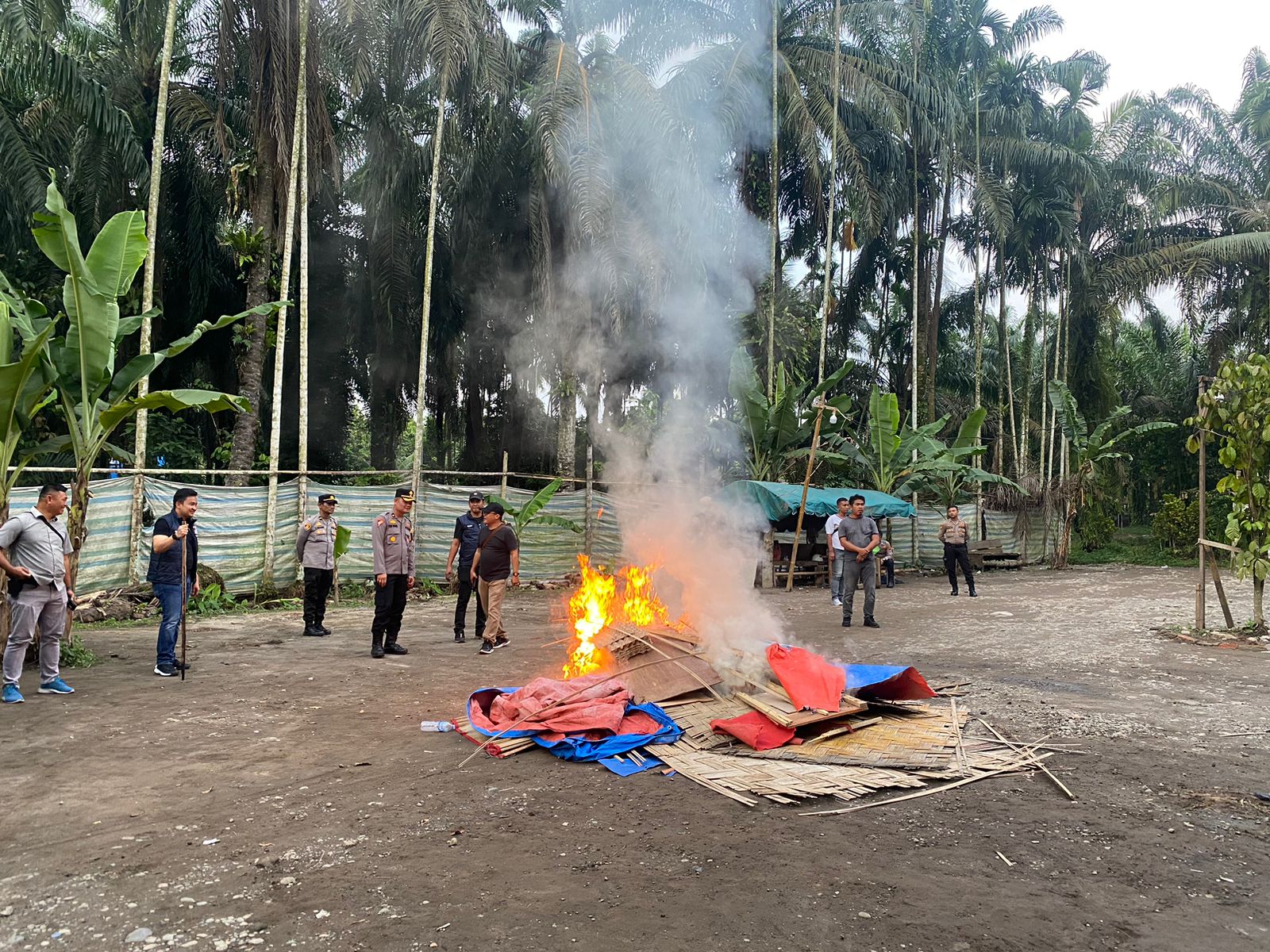 Tim Gabungan Ratakan Barak Narkoba Serta Angkut Puluhan Mesin Judi