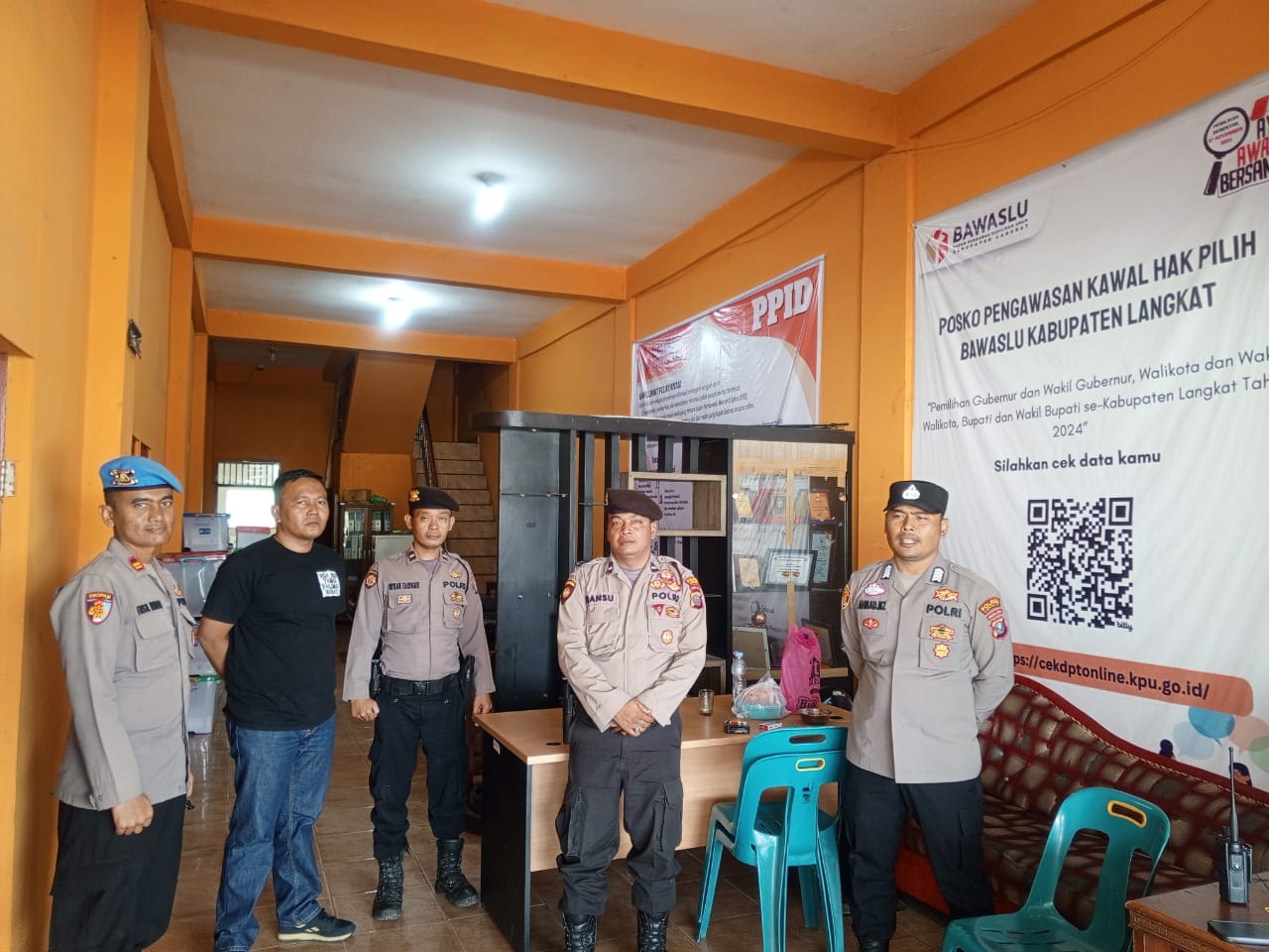 Subsatgas Propam Polres Langkat OMP Toba 2024 Lakukan Pengawasan Personil di Kantor Penyelenggara Pilkada