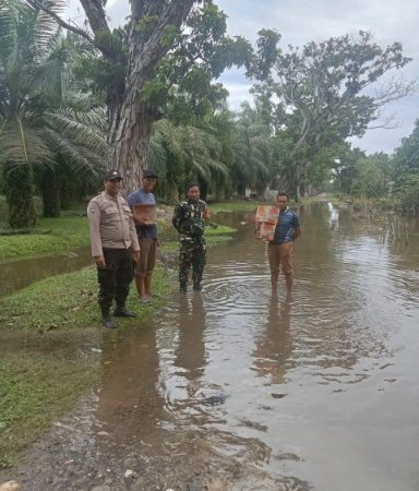 Bhabinkamtibmas Polsek Hinai Bersama Perangkat Desa Tamaran dan Babinsa Koramil Salurkan Bantuan kepada Warga Terdampak Banjir