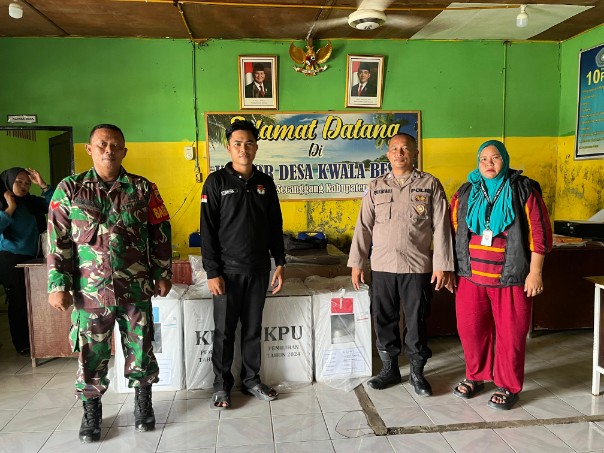 Personil Polres Langkat Berikan Pengamanan dan Kawal Distribusi Logistik Pilkada 2024 ke Desa Kwala Besar