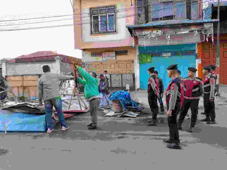 Polres Tanah Karo Tertibkan TPS di Pusat Pasar Berastagi