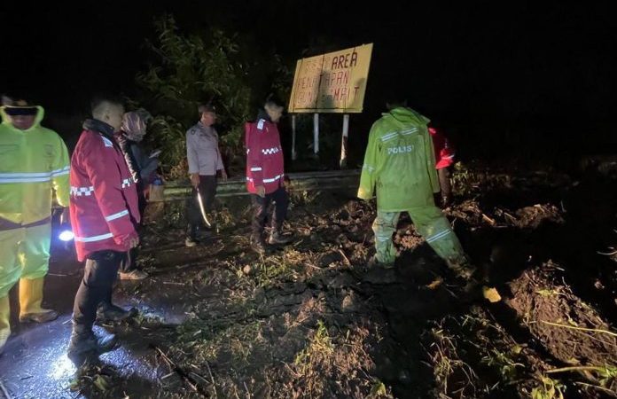 Polres Tanah Karo Bertindak Cepat Atasi Tanah Longsor di Tiga Panah-Tongkoh Berastagi