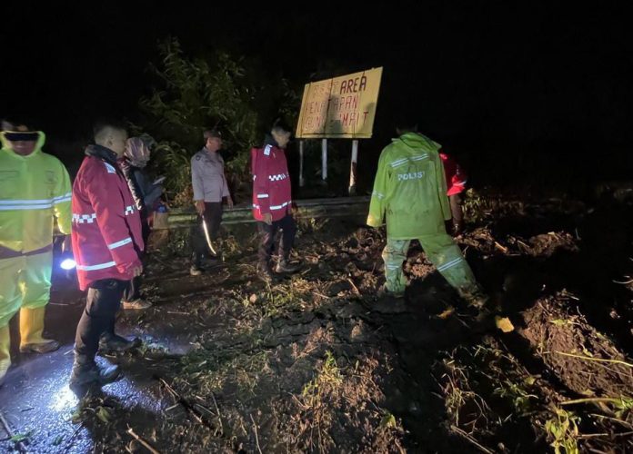 Polres Tanah Karo Bertindak Cepat Atasi Tanah Longsor di Tiga Panah-Tongkoh Berastagi