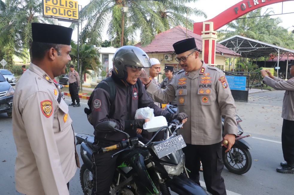 Kapolres Langkat Bagikan Takjil, Warga Sambut dengan Antusias