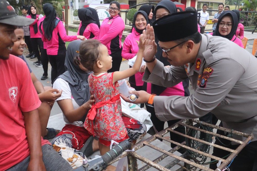 1 Hari 1 Kebaikan! Kapolres Langkat & Bhayangkari Berbagi Takjil untuk Sesama