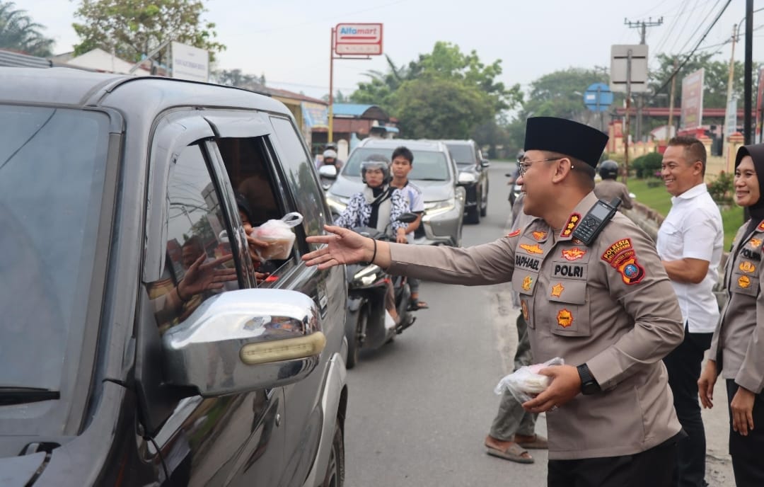Tebar Keberkahan Di Bulan Ramadhan, Polresta Deli Serdang dan Jajaran Berbagi Takjil Kepada Masyarakat