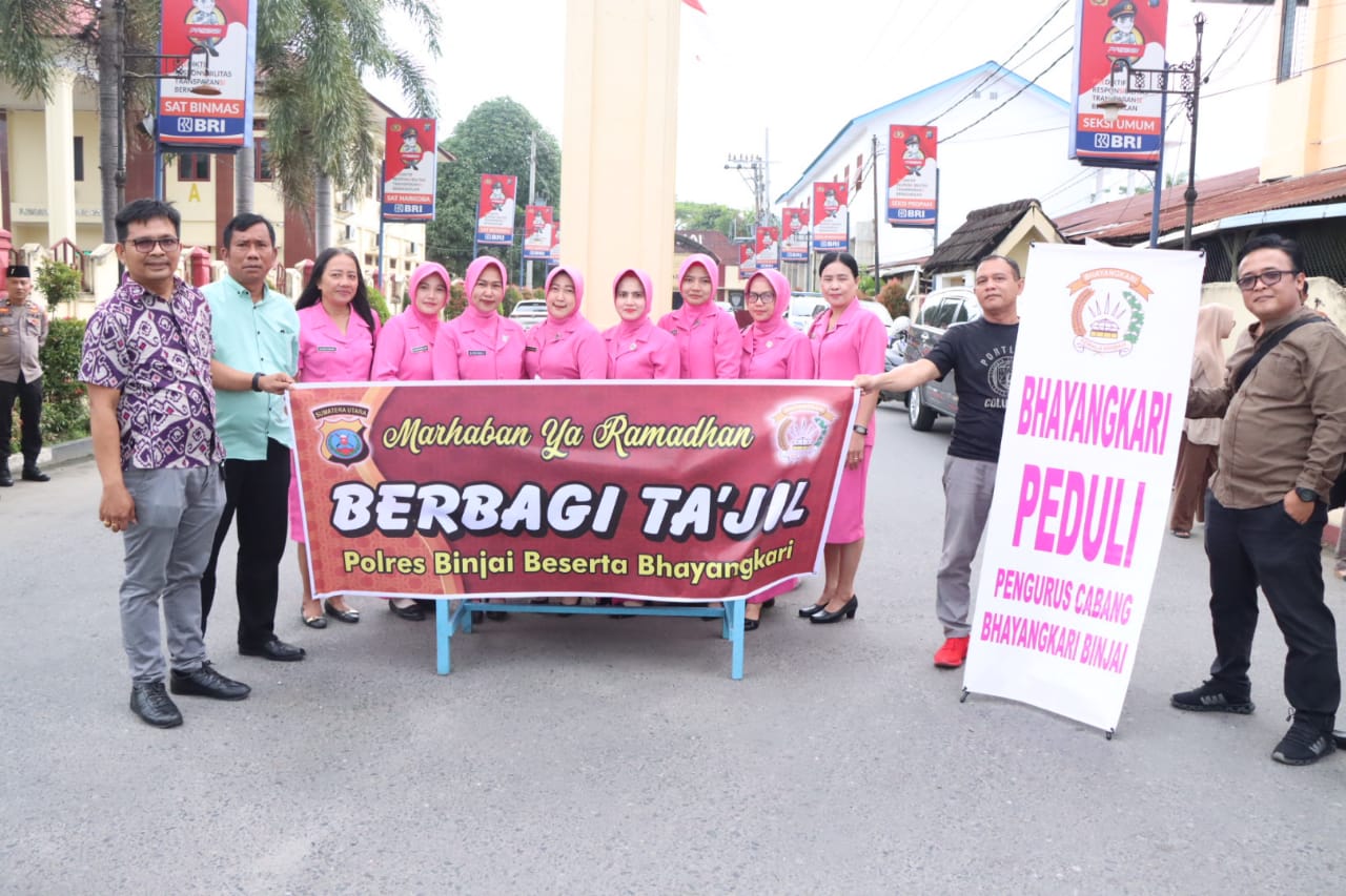 Kapolres Binjai Berbagi Takjil Kepada Pengguna Jalan