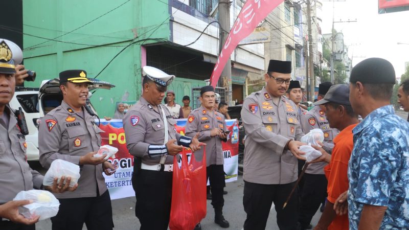 Polres Langkat Bagi Takjil dan Sosialisasikan Hotline Mudik 110: Wujudkan Mudik Aman dan Nyaman