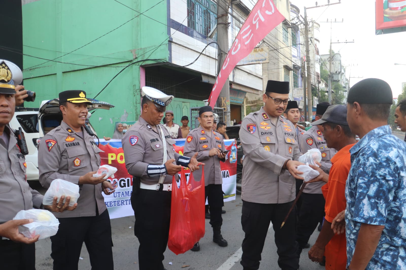 Polres Langkat Bagi Takjil dan Sosialisasikan Hotline Mudik 110: Wujudkan Mudik Aman dan Nyaman