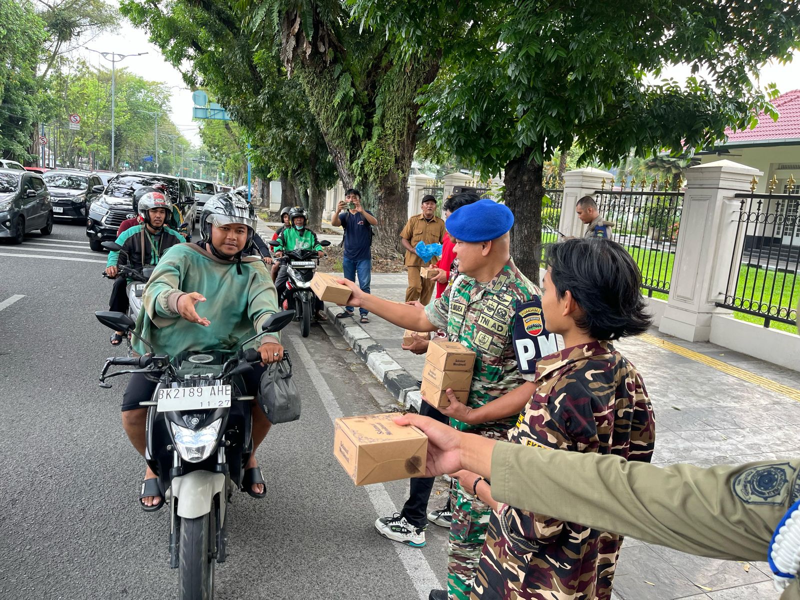 Penghujung Ramadhan 1446 H, Denpom I/5 Medan Selesai Lakukan Pembagian Takjil Rutin
