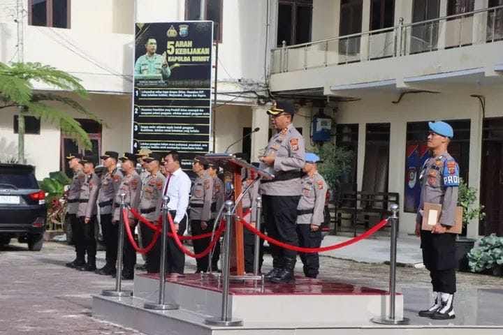 Kapolres Tanah Karo Pimpin Upacara Bendera Rutin