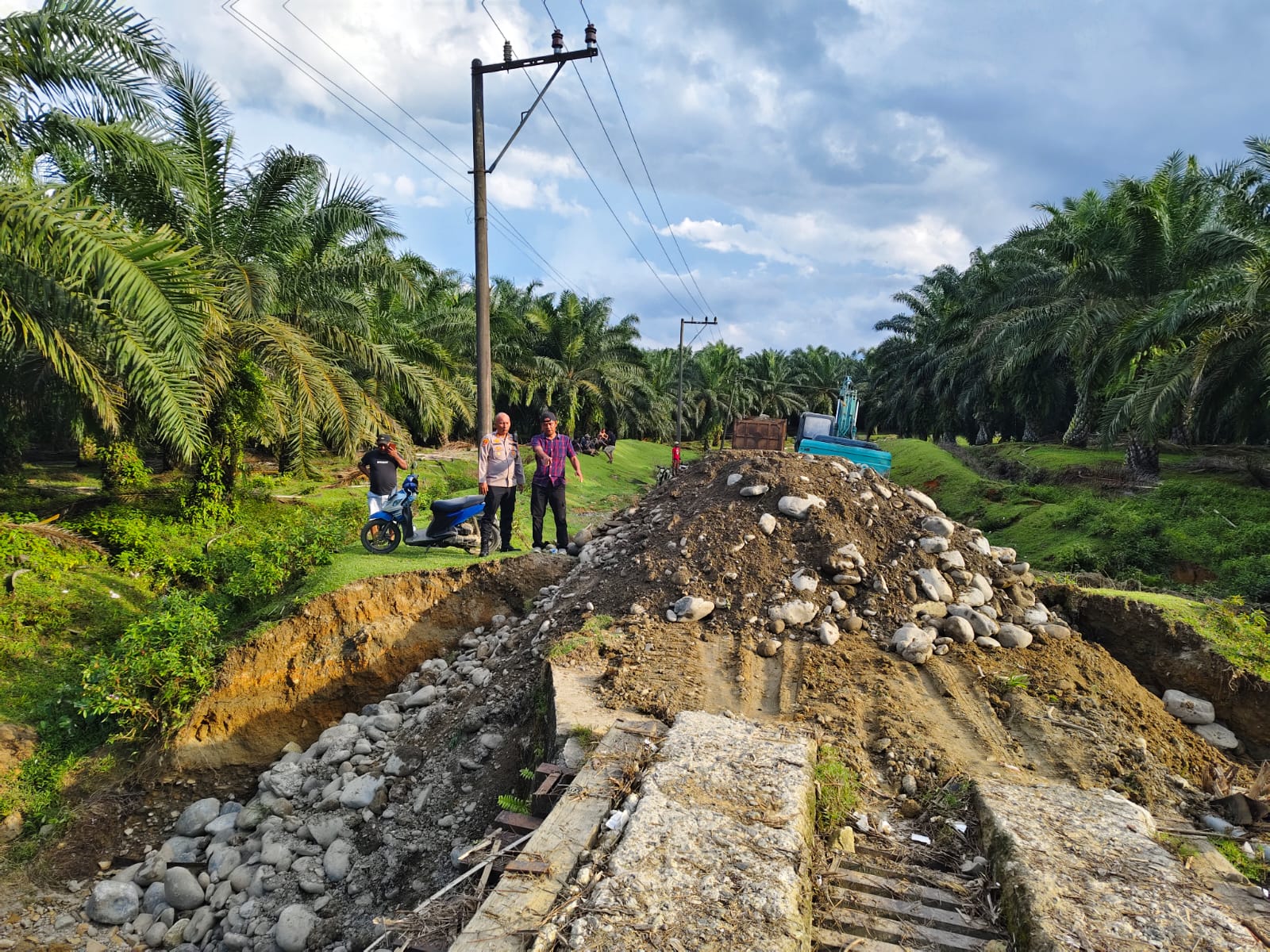 Akses Vital Terputus! Polsek Bahorok Bergerak Cepat Pastikan Perbaikan Jalan Amblas di Bukit Lawang