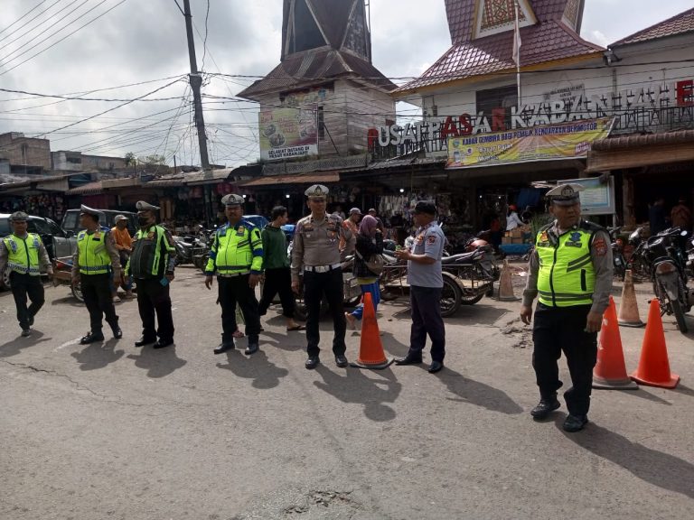Polres Tanah Karo Bersama Dishub Gelar Pengamanan dan Penertiban di Pusat Pasar Kabanjahe