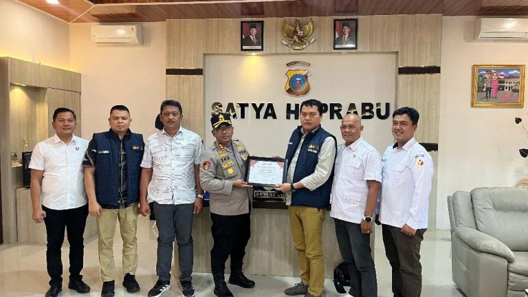 Kapolres Tanah Karo Terima Penghargaan Dari Bawaslu Kabupaten