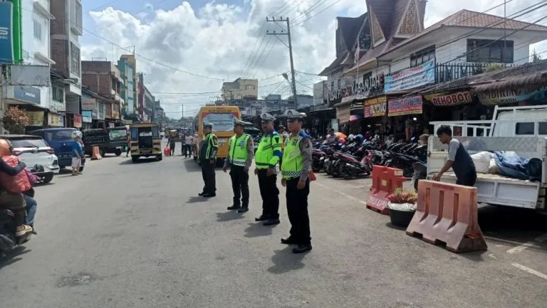 Polres Tanah Karo Gelar Pengamanan Penertiban Lalu Lintas di Seputaran Jalan Kapten Bangsi Sembiring