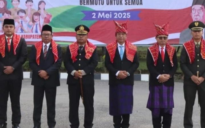 Peringati Hardiknas, Kapolres Tanah Karo Bersama Forkopimda Kabupaten Ikuti Upacara Pengibaran Bendera Merah Putih