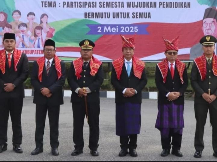 Peringati Hardiknas, Kapolres Tanah Karo Bersama Forkopimda Kabupaten Ikuti Upacara Pengibaran Bendera Merah Putih