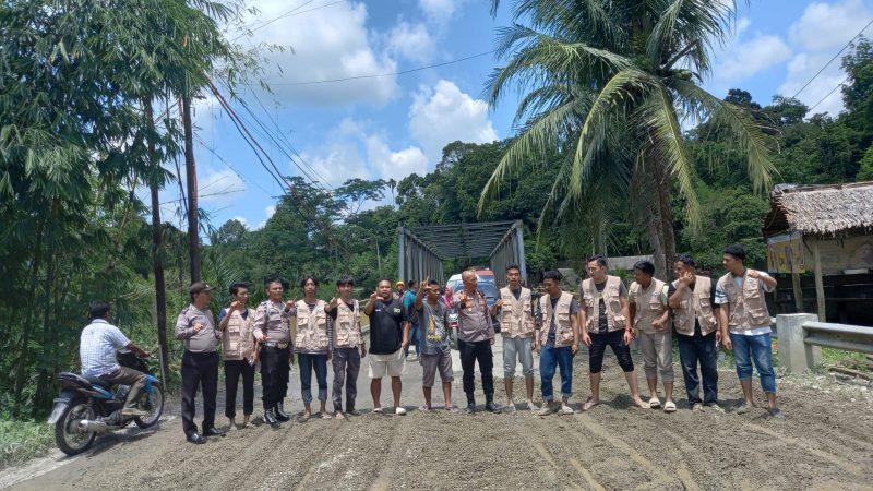Polsek Bahorok bersama Mahasiswa KKN UINSU jalin kerjasama dalam melaksanakan Harkamtimas dengan menimbun jalan yang rusak