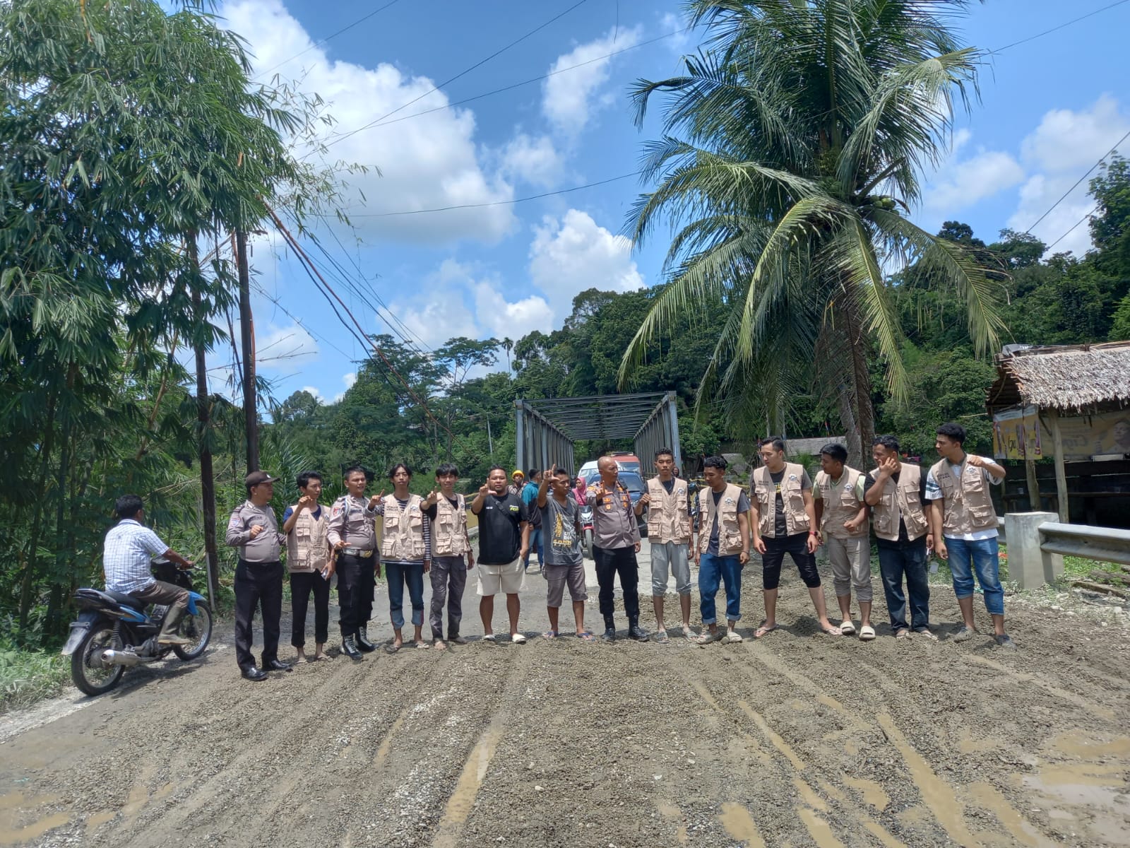 Polsek Bahorok bersama Mahasiswa KKN UINSU jalin kerjasama dalam melaksanakan Harkamtimas dengan menimbun jalan yang rusak