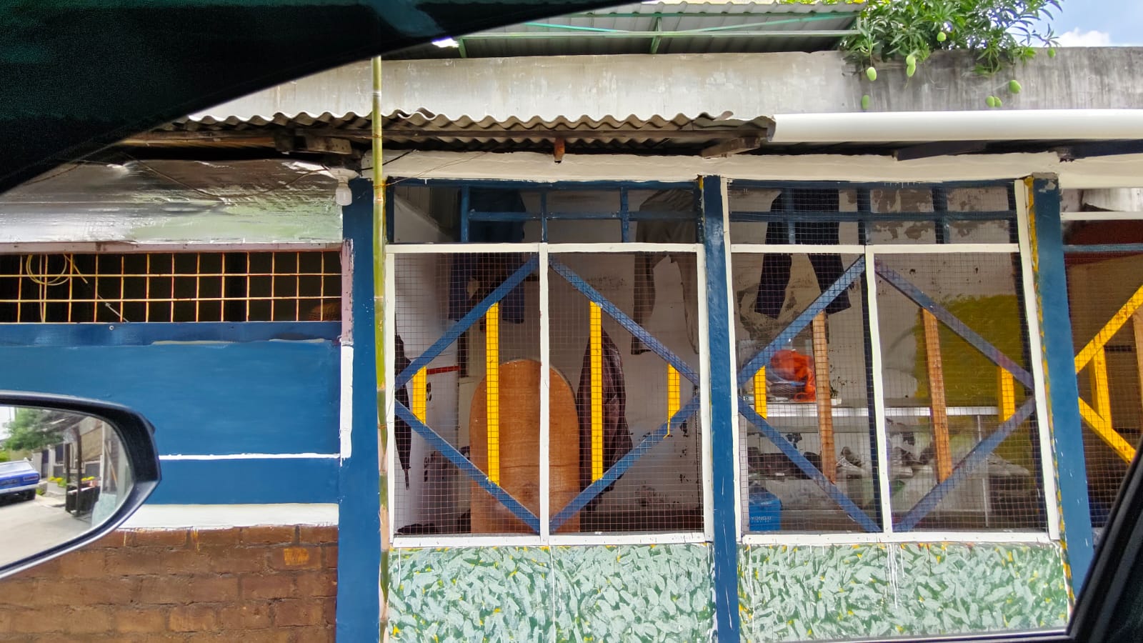 Polrestabes Medan Grebek 2 Orang Pengedar dan Pemakai Narkoba di Pos Kamling di Jalan Karya Mesjid