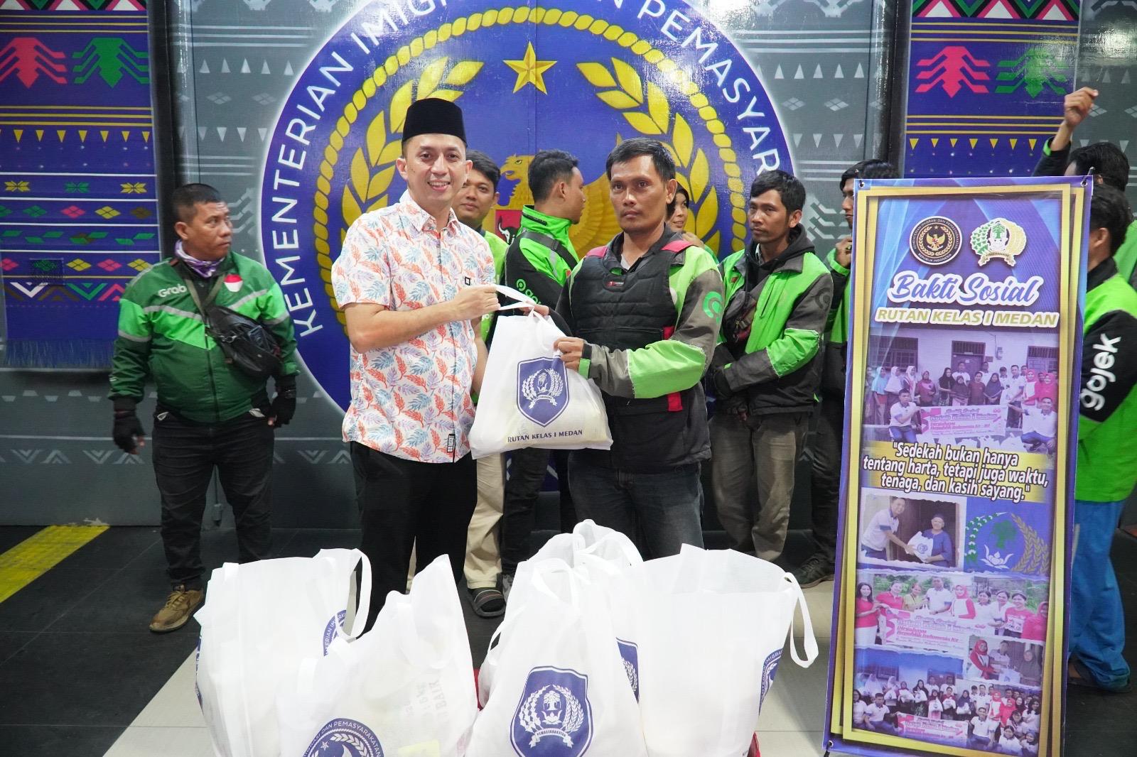 Rutan Kelas I Medan Bagikan 50 Paket Bansos kepada Pengemudi Ojek Online