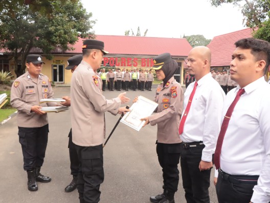 Kapolres Binjai Berikan Penghargaan Sebanyak 39 Personil Yang Berprestasi