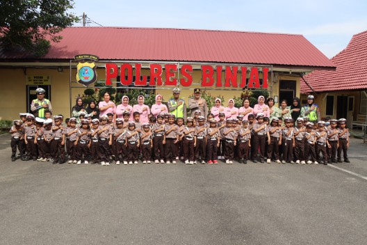 Kapolres Binjai Sambut Murid TK Kemala Bhayangkari 05 Binjai Dalam Rangka Ekstrakurikuler