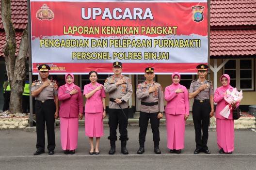 Upacara Kenaikan Pangkat Pengabdian Dan Pelepasan Personil Purnabakti Dengan Tradisi Kepolisian