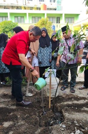 Ketua DPRD Medan Bersama Anak Yatim Menanam Pohon Untuk Menjaga Alam Pertiwi
