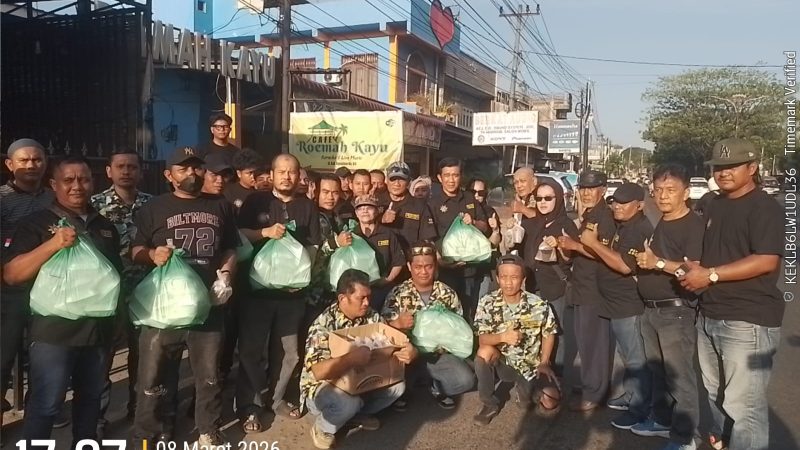 DPP Poros Muda Sumut Bagikan Paket Takjil di Jalan Asrama Haji Medan