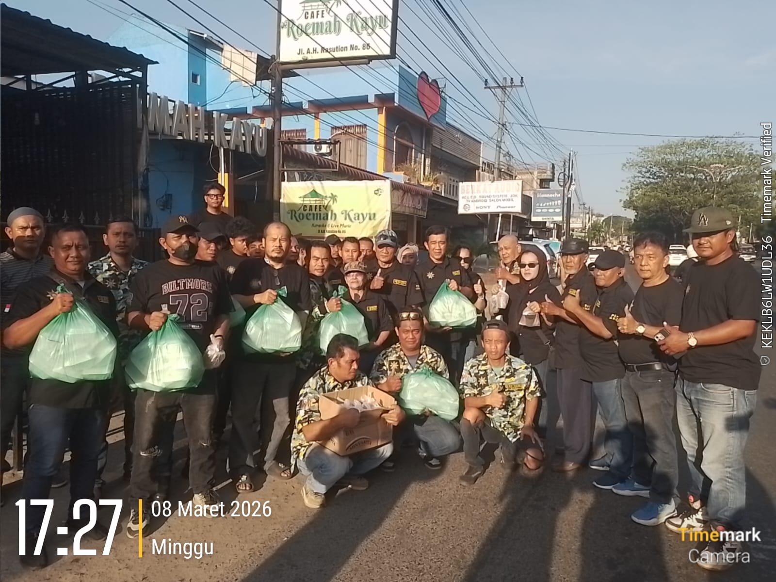 DPP Poros Muda Sumut Bagikan Paket Takjil di Jalan Asrama Haji Medan