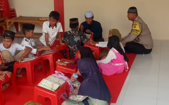 Bhabinkamtibmas Tebar Kepedulian Dampingi Anak-Anak Belajar Alquran di Polsek Selesai