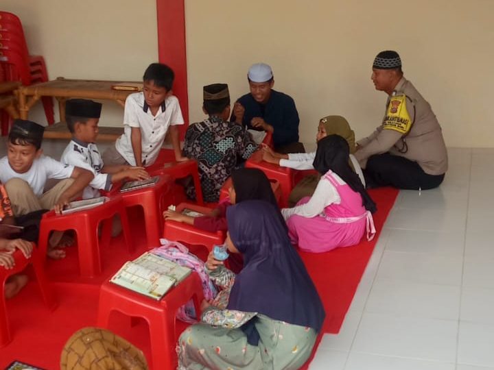 Bhabinkamtibmas Tebar Kepedulian Dampingi Anak-Anak Belajar Alquran di Polsek Selesai
