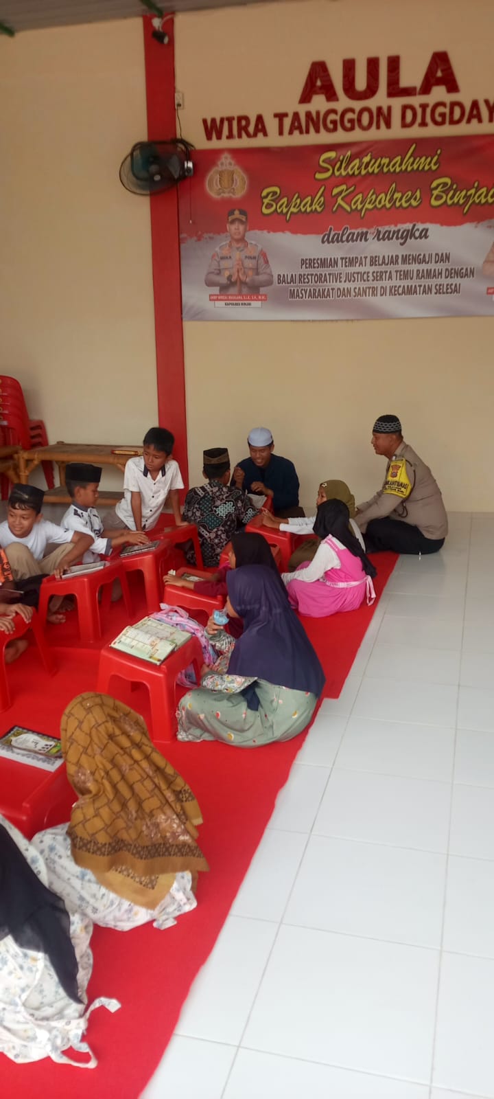 Bhabinkamtibmas Tebar Kepedulian Dampingi Anak-Anak Belajar Alquran di Polsek Selesai